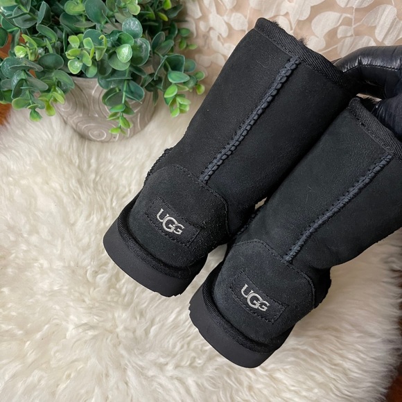 UGG Other - UGG🔴Classic short winter boots black Sz 2